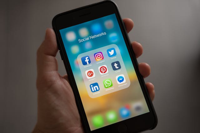 smartphone met applicaties voor social media